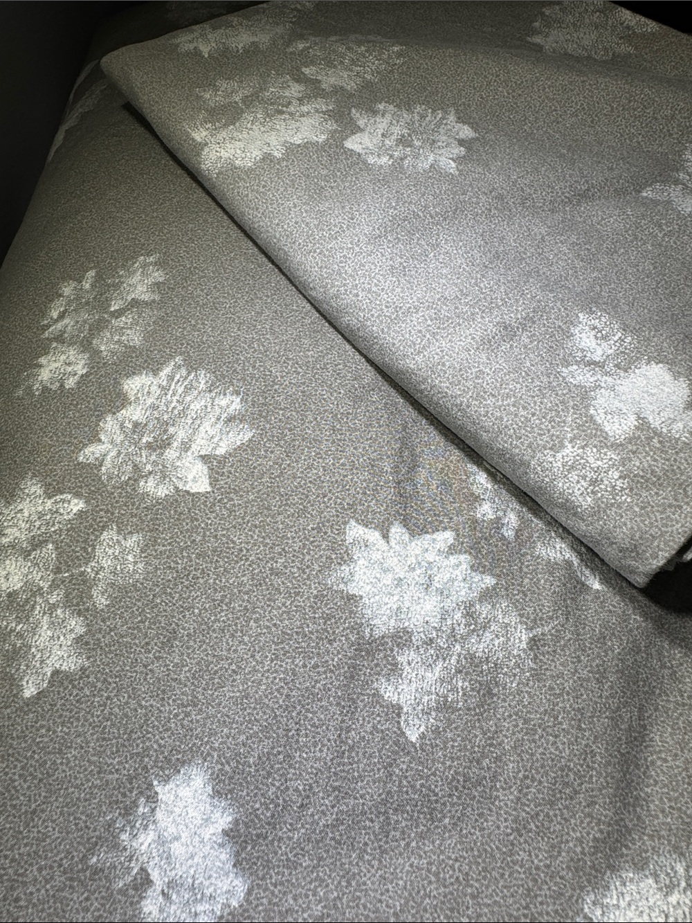 CALVIN KLEIN King Duvet Cover in Gray-Sage with White Floral & 1 Standard Sham - Picture 5 of 5